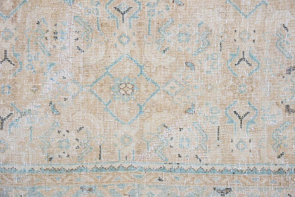 This hand knotted Persian long rug comes from the Tabriz region, one of the oldest rug weaving centres in the world. This beautiful piece features a calming colour palette and a stunning all over design.