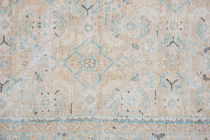 This hand knotted Persian long rug comes from the Tabriz region, one of the oldest rug weaving centres in the world. This beautiful piece features a calming colour palette and a stunning all over design.