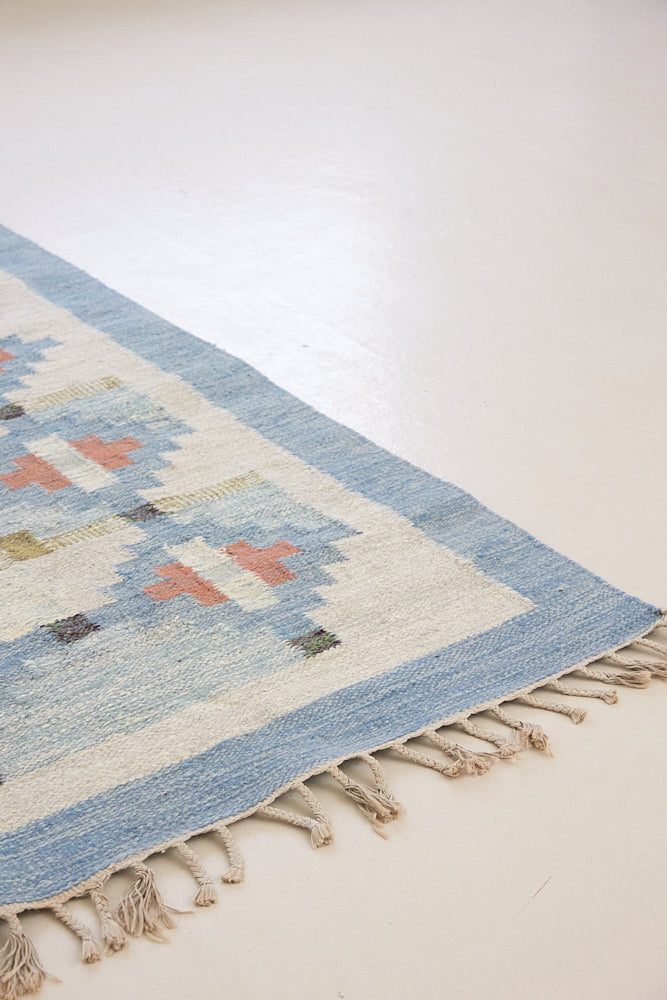 Erin is an original röllakan by the textile designer Karin Jonsson. This vintage rug features a beautiful and unique blue, pink and green colour palette and a geometric design.