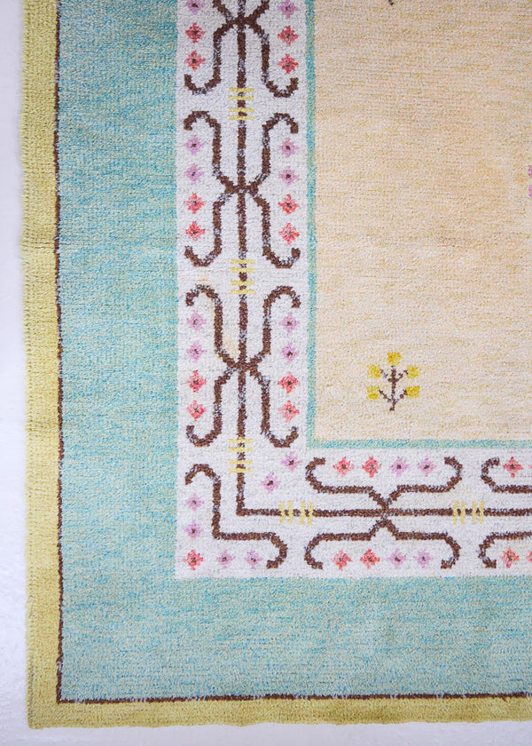 A rare vintage rug by the Swedish textile artist Inga-Britt Gustafson. This large vintage carpet features a distinctive floral pattern. 