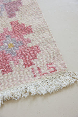 Ola is an original vintage 1960s röllakan flatweave rug, featuring a pretty geometric floral pattern. This vintage rug is signed ILS.