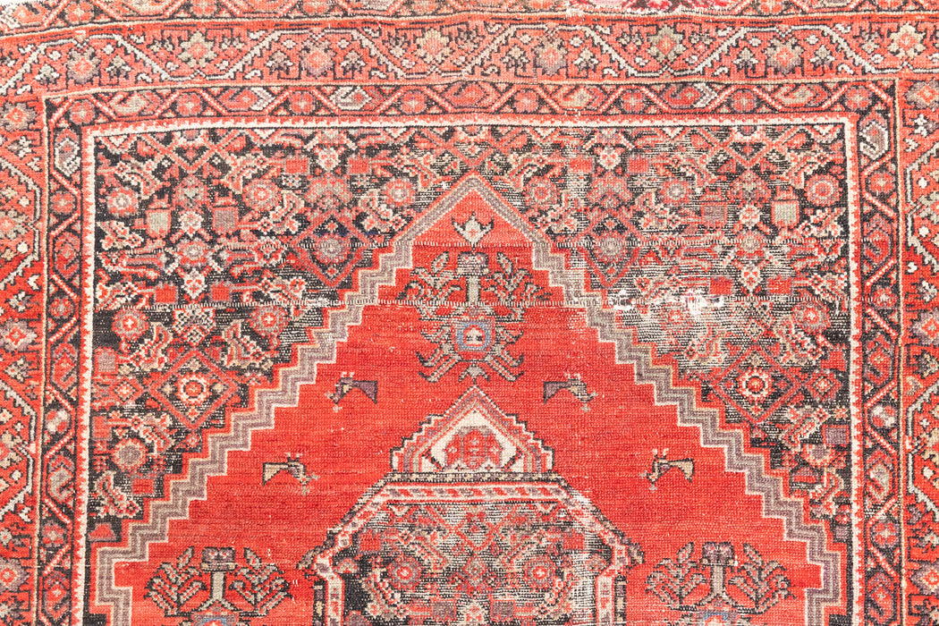 Lori is a handmade Vintage Malayer rug, woven in the North West of Persia. The Malayer region is known for producing some of the most ornate Persian carpets, often known for their mesmerising and intricate repeating patterns.