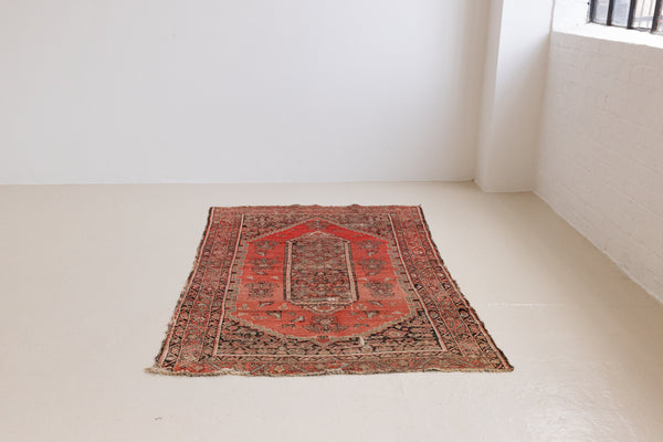 Lori is a handmade Vintage Malayer rug, woven in the North West of Persia. The Malayer region is known for producing some of the most ornate Persian carpets, often known for their mesmerising and intricate repeating patterns.