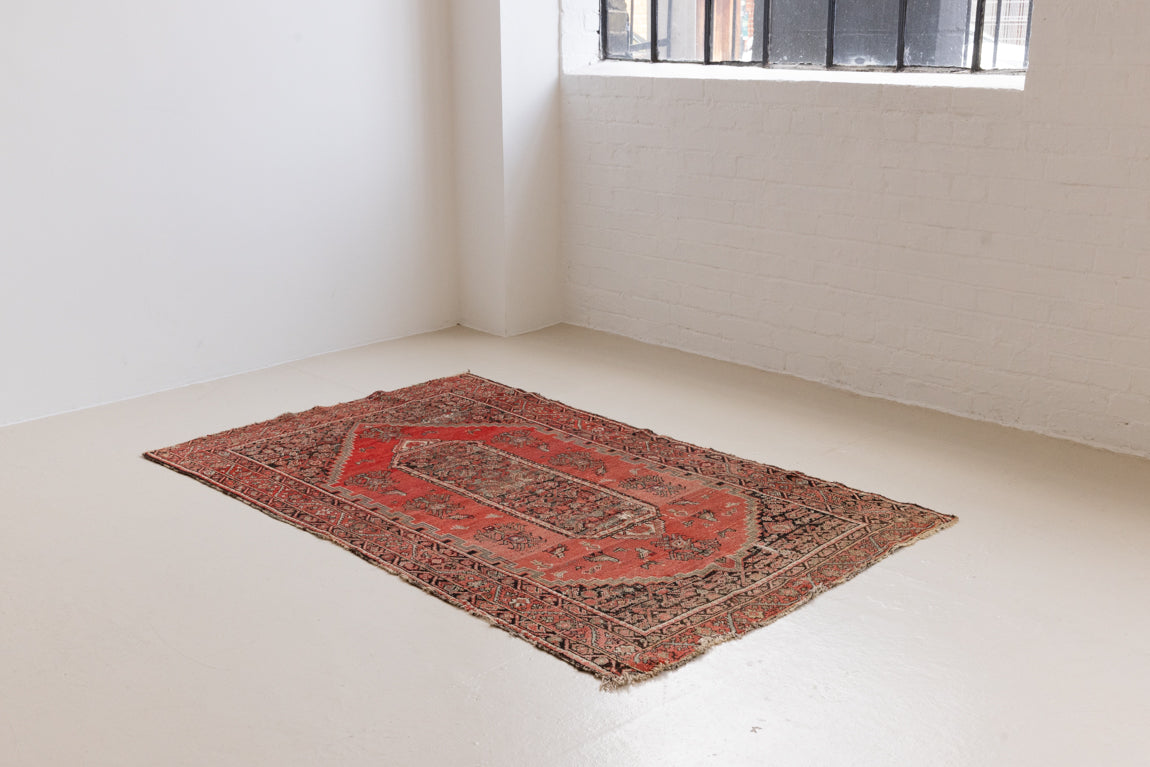 Lori is a handmade Vintage Malayer rug, woven in the North West of Persia. The Malayer region is known for producing some of the most ornate Persian carpets, often known for their mesmerising and intricate repeating patterns.