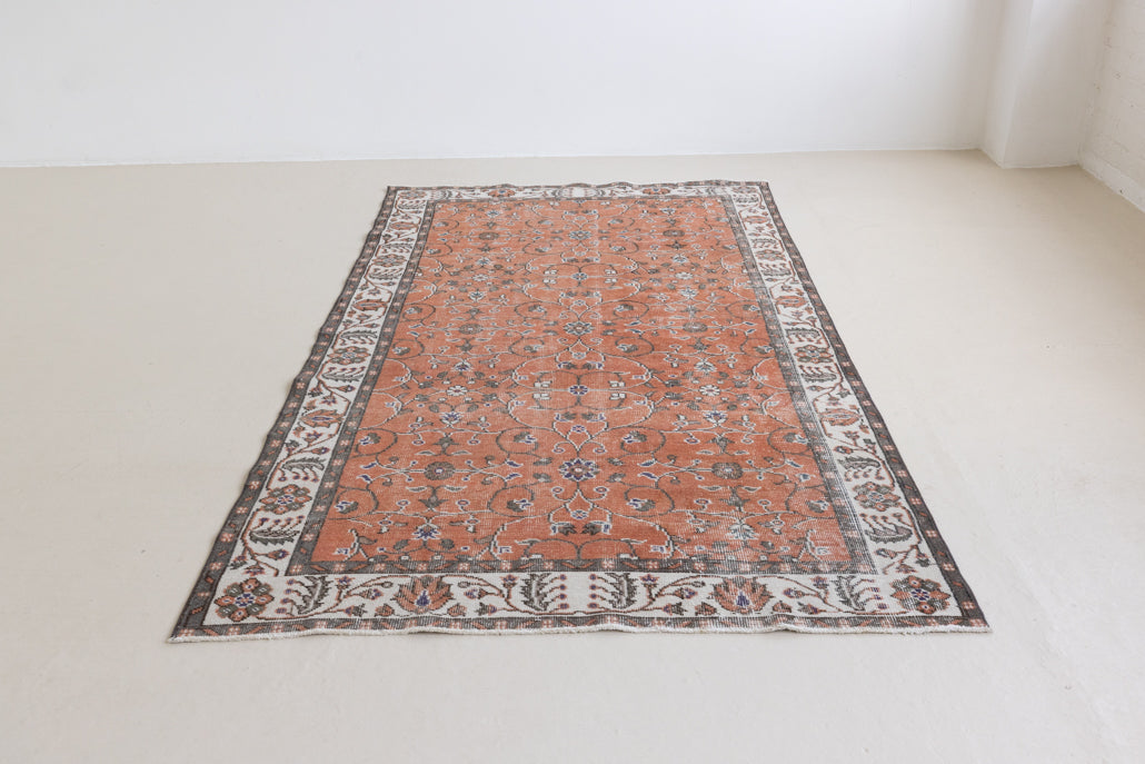 Introducing Amber, a handmade vintage Turkish rug. This beautiful vintage carpet features a beautiful rust colour palette and floral design.