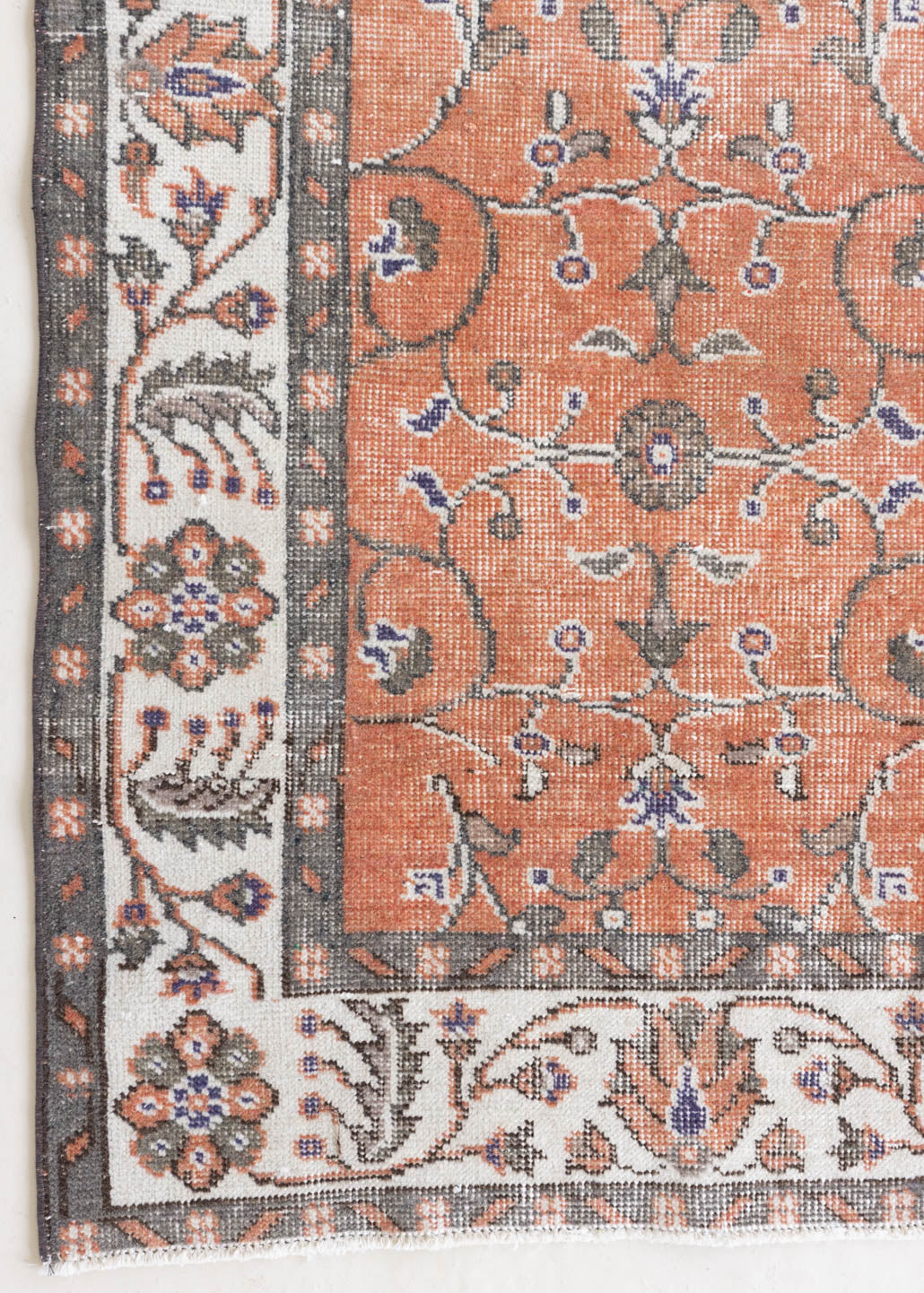 Introducing Amber, a handmade vintage Turkish rug. This beautiful vintage carpet features a beautiful rust colour palette and floral design.