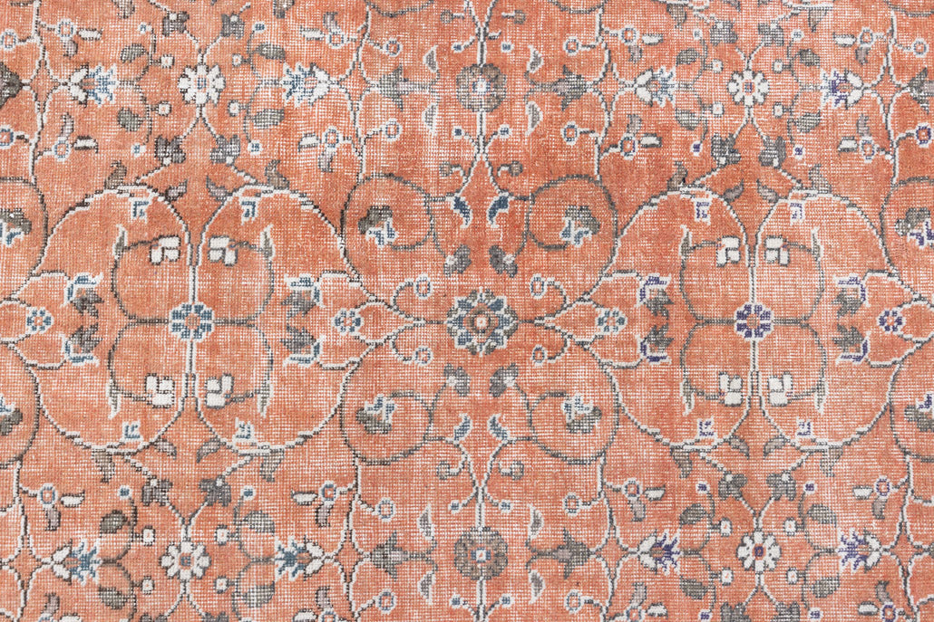 Introducing Amber, a handmade vintage Turkish rug. This beautiful vintage carpet features a beautiful rust colour palette and floral design.