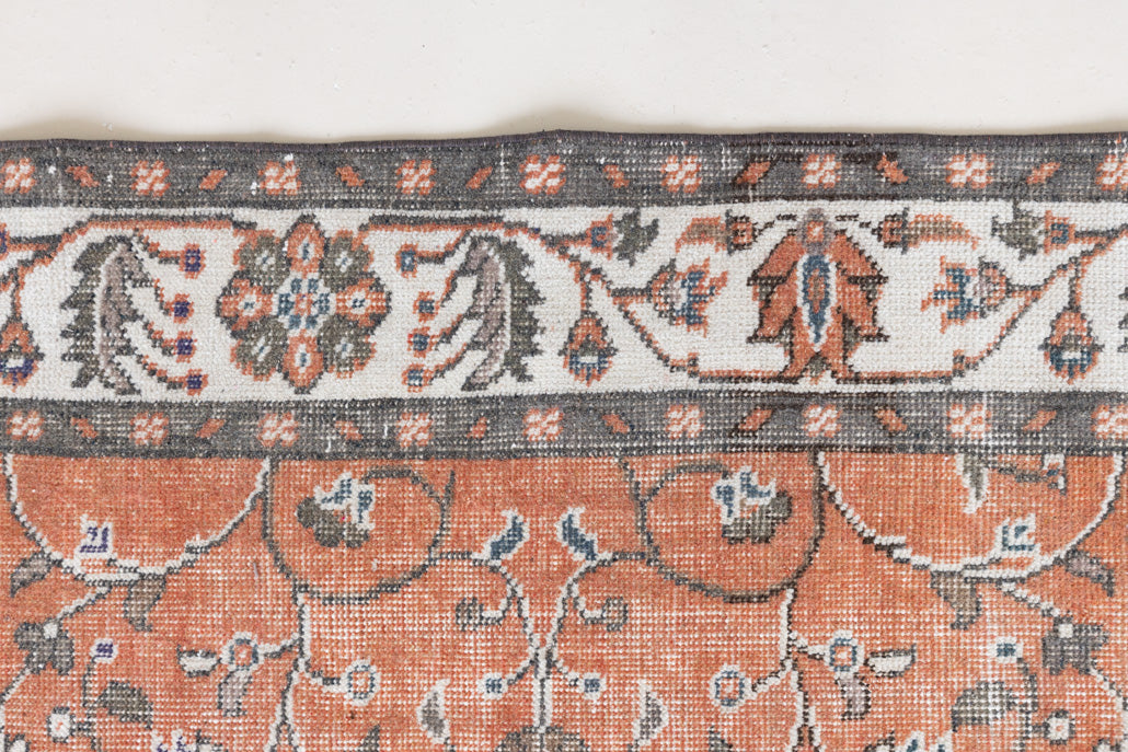 Introducing Amber, a handmade vintage Turkish rug. This beautiful vintage carpet features a beautiful rust colour palette and floral design.