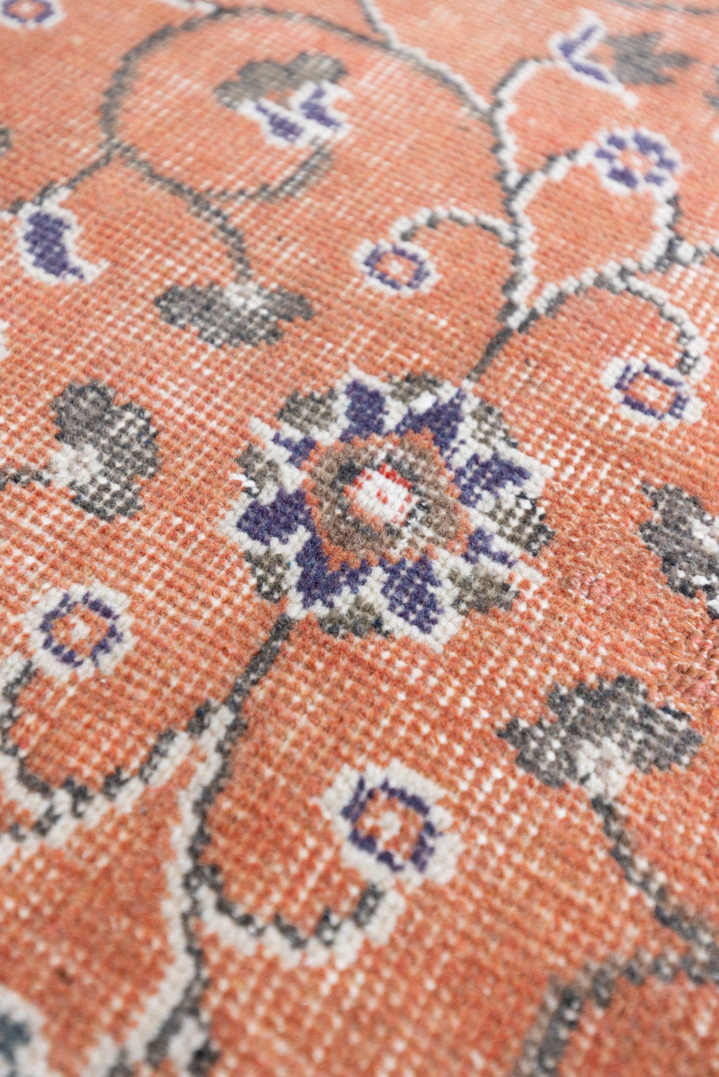 Introducing Amber, a handmade vintage Turkish rug. This beautiful vintage carpet features a beautiful rust colour palette and floral design.