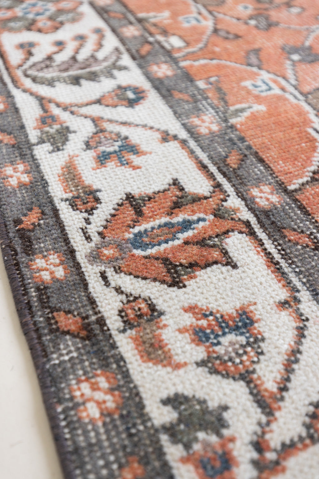 Introducing Amber, a handmade vintage Turkish rug. This beautiful vintage carpet features a beautiful rust colour palette and floral design.
