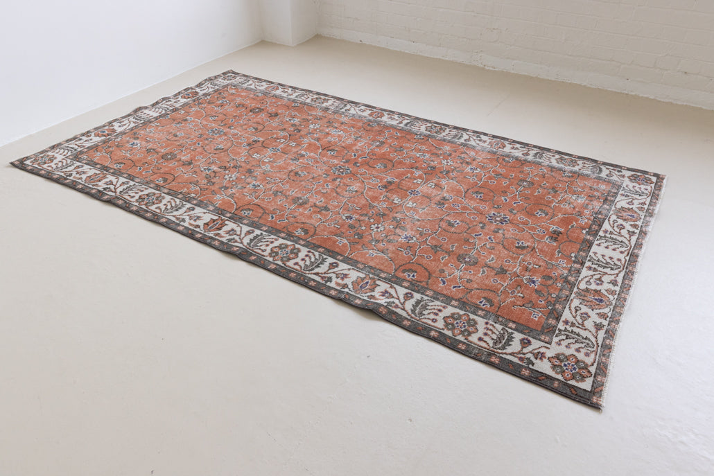 Introducing Amber, a handmade vintage Turkish rug. This beautiful vintage carpet features a beautiful rust colour palette and floral design.