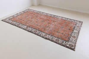 Introducing Amber, a handmade vintage Turkish rug. This beautiful vintage carpet features a beautiful rust colour palette and floral design.