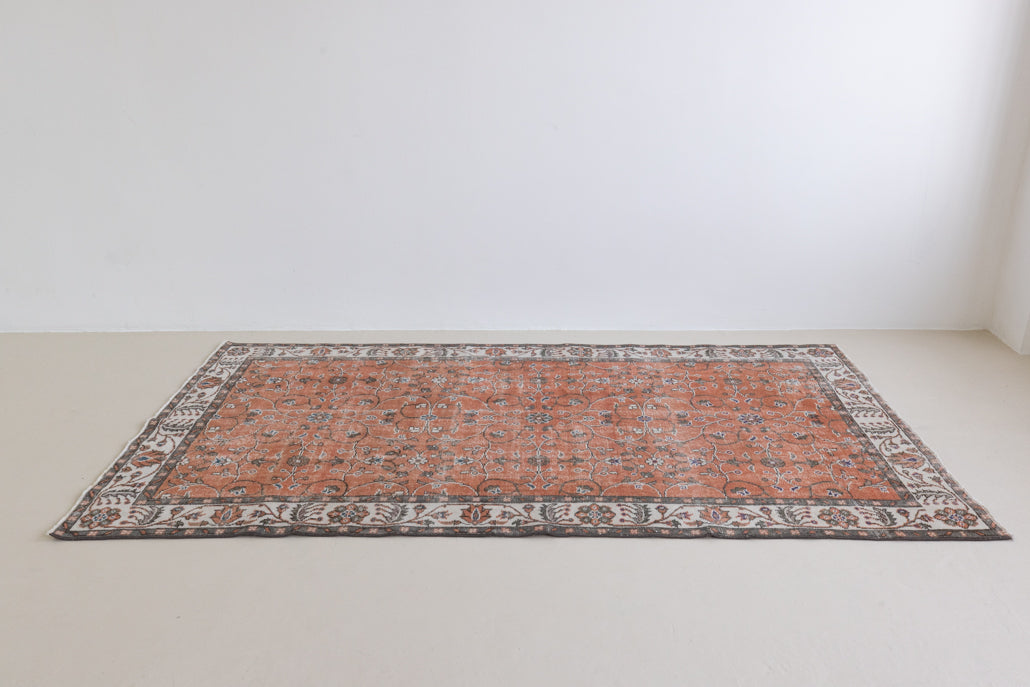 Introducing Amber, a handmade vintage Turkish rug. This beautiful vintage carpet features a beautiful rust colour palette and floral design.