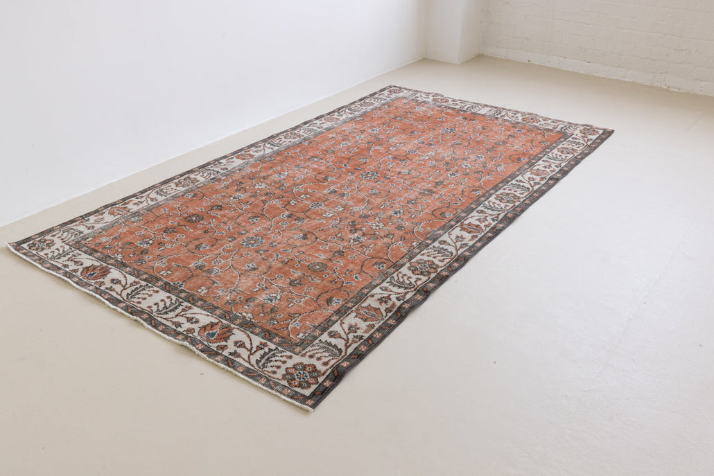 Introducing Amber, a handmade vintage Turkish rug. This beautiful vintage carpet features a beautiful rust colour palette and floral design.