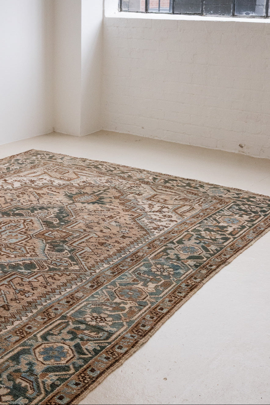 A decorative Heriz rug. Featuring a classic Heriz design in gorgeous soft blue, taupe and cream tones.