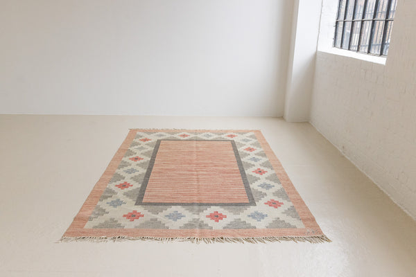 This vintage Swedish rug features a beautiful and unique colour palette and a geometric design. 