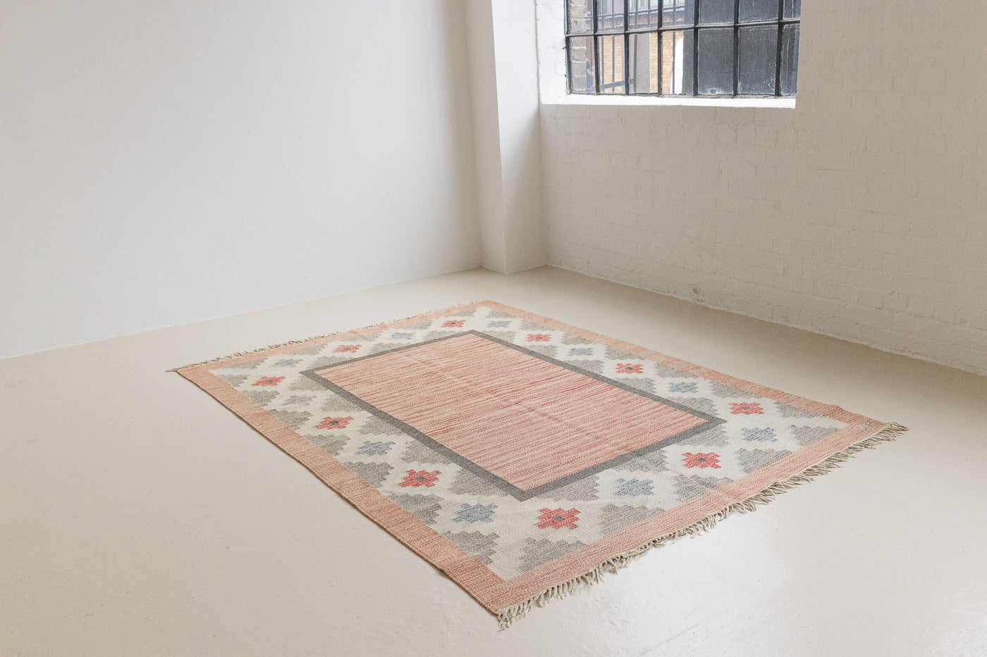 This vintage Swedish rug features a beautiful and unique colour palette and a geometric design. 