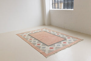 This vintage Swedish rug features a beautiful and unique colour palette and a geometric design. 