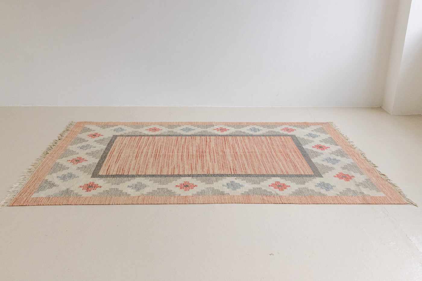 This vintage Swedish rug features a beautiful and unique colour palette and a geometric design. 