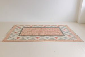 This vintage Swedish rug features a beautiful and unique colour palette and a geometric design. 
