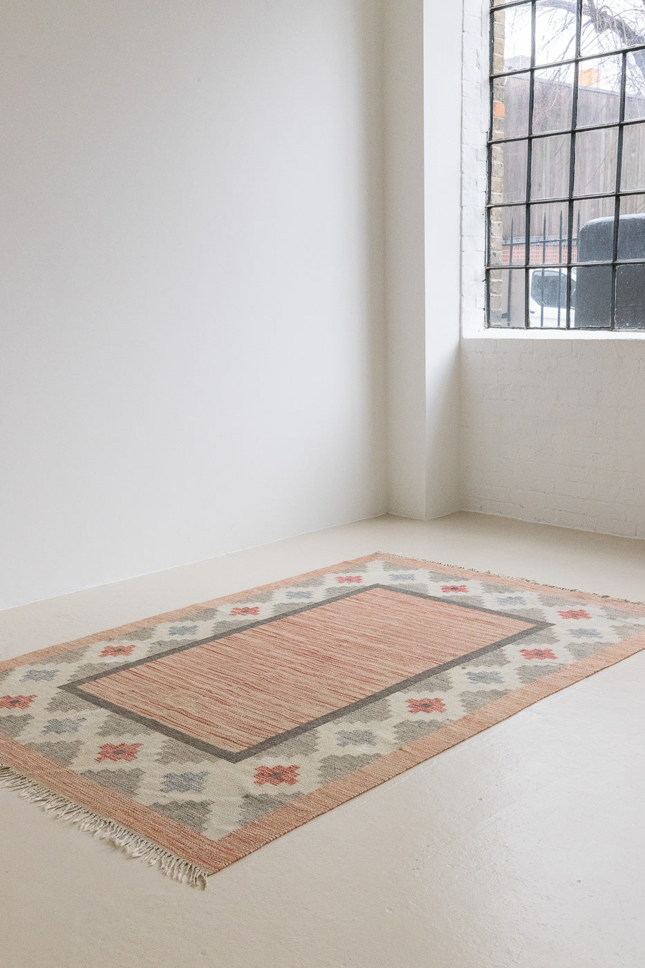 This vintage Swedish rug features a beautiful and unique colour palette and a geometric design. 