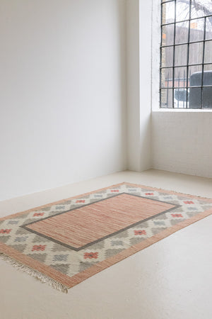 This vintage Swedish rug features a beautiful and unique colour palette and a geometric design. 