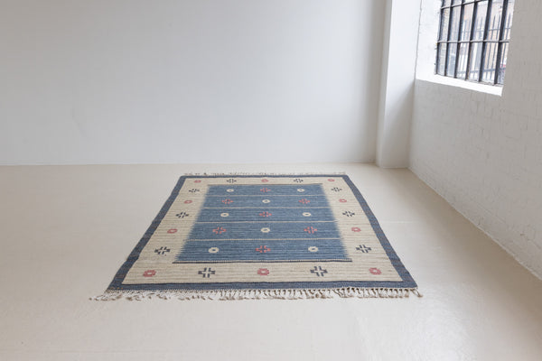 A Vintage Swedish Rug c1960. An original röllakan flatweave carpet featuring a unique design. 