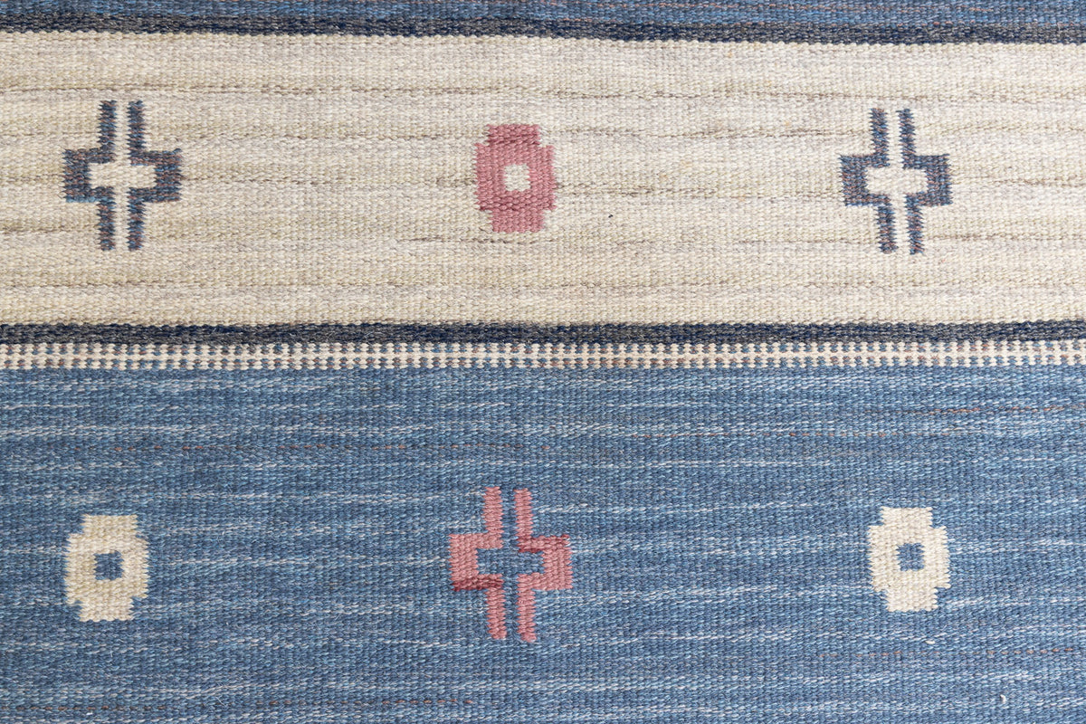 A Vintage Swedish Rug c1960. An original röllakan flatweave carpet featuring a unique design. 