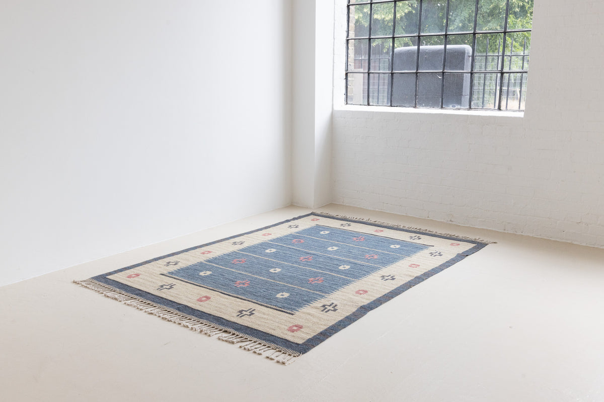 A Vintage Swedish Rug c1960. An original röllakan flatweave carpet featuring a unique design. 