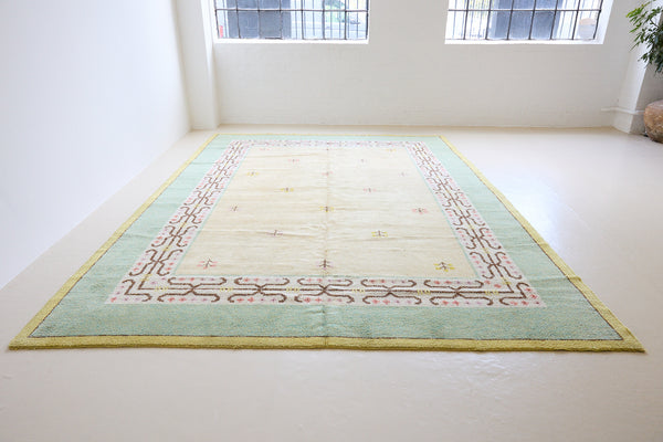 A rare vintage rug by the Swedish textile artist Inga-Britt Gustafson. This large vintage carpet features a distinctive floral pattern. 