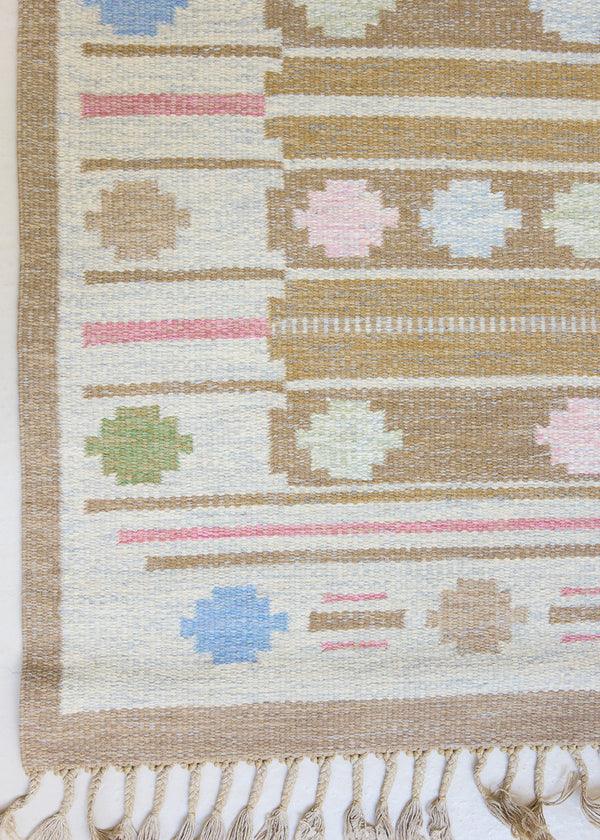 A Vintage Swedish Rug c1960. An original röllakan flatweave carpet featuring a unique design. 