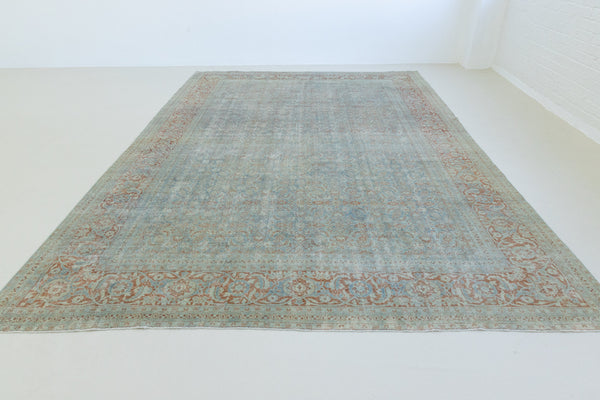 This is a handmade antique Farahan rug, woven in Persia. The Farahan region is known for producing some of the most ornate Persian carpets, often known for their mesmerising and intricate repeating patterns.
