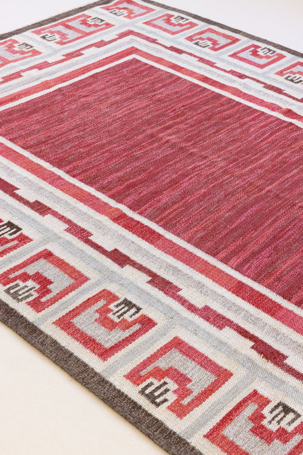 A rare vintage Swedish flatweave rug with a geometric Greek revival pattern in red, gray, and beige colours, featuring a wide border. By designer Aina Kånge