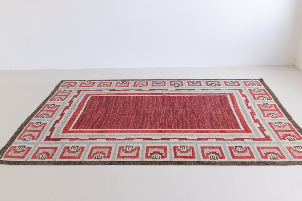 A rare vintage Swedish flatweave rug with a geometric Greek revival pattern in red, gray, and beige colours, featuring a wide border. By designer Aina Kånge