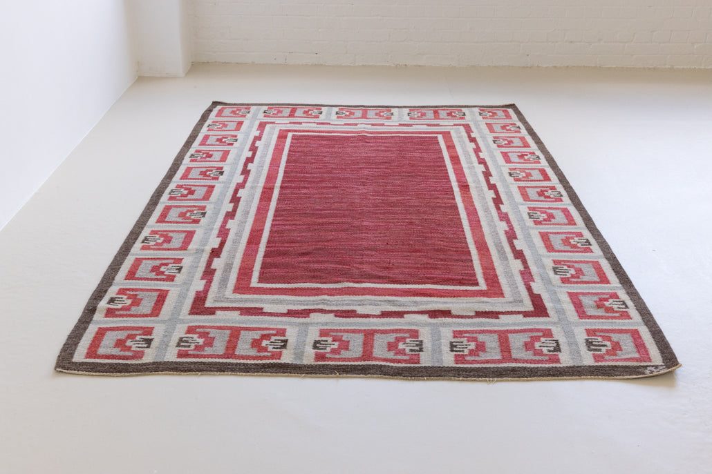 A rare vintage Swedish flatweave rug with a geometric Greek revival pattern in red, gray, and beige colours, featuring a wide border. By designer Aina Kånge
