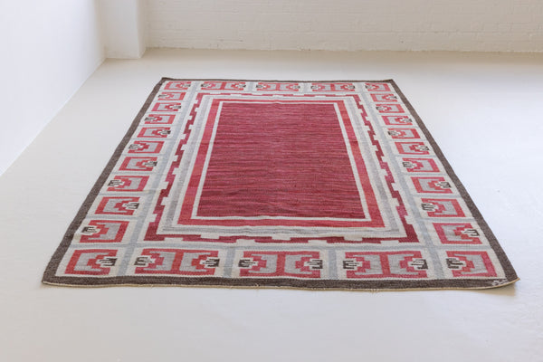 A rare vintage Swedish flatweave rug with a geometric Greek revival pattern in red, gray, and beige colours, featuring a wide border. By designer Aina Kånge