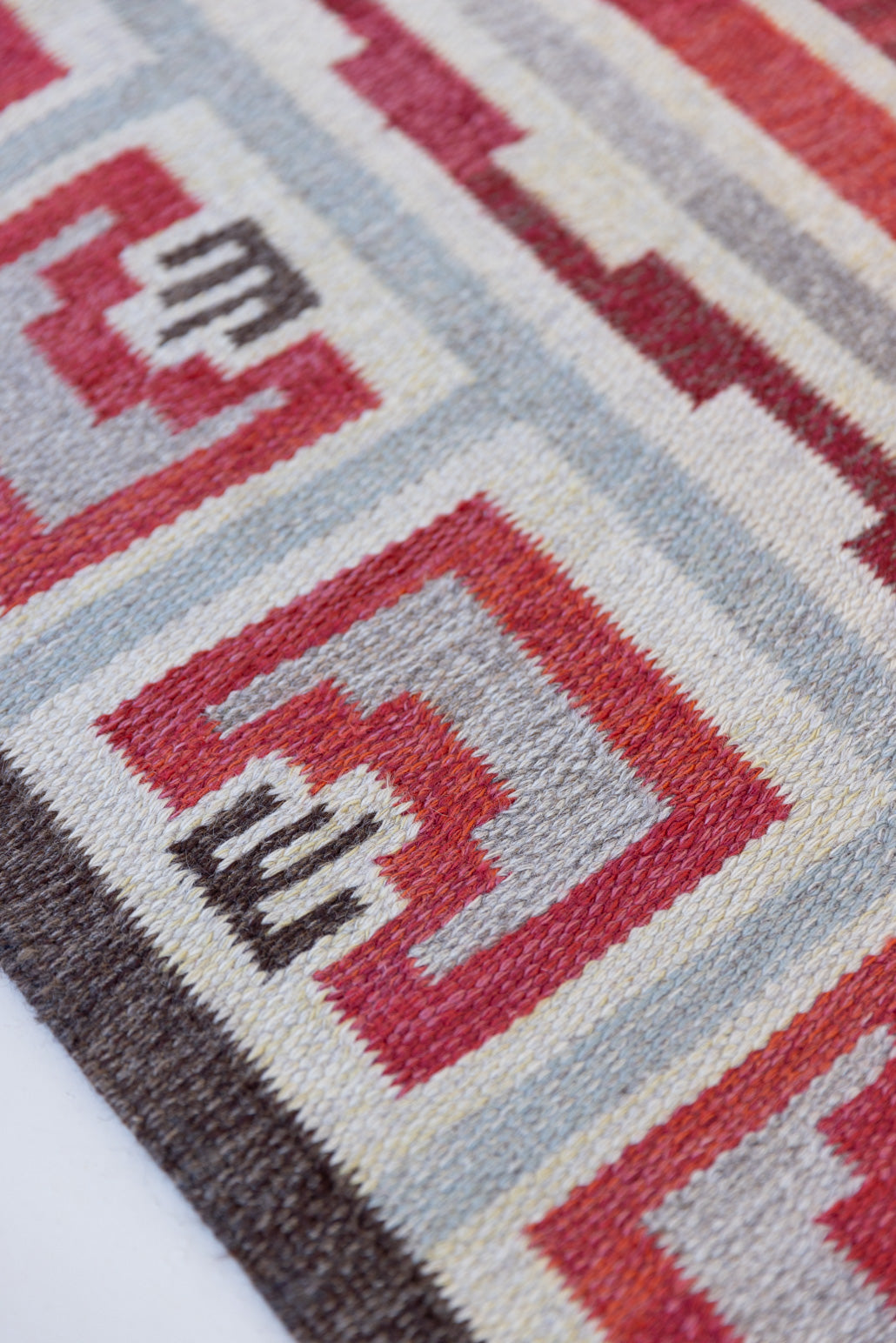 A rare vintage Swedish flatweave rug with a geometric Greek revival pattern in red, gray, and beige colours, featuring a wide border. By designer Aina Kånge