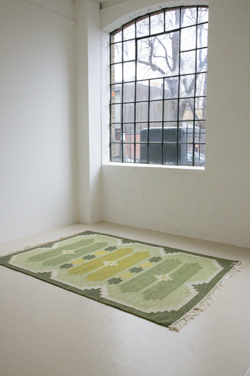 Alf is a vintage rug handwoven in Sweden for Svensk He Mslöjd which is a 1899 founded non-profit association that focused on Swedish textiles. This beautiful flatweave features a stunning green colour palette and an elegant geometric design.