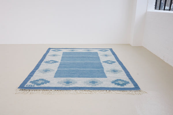 Handwoven vintage Swedish flatweave rug in blue with an elegant geometric design, by Gitt Grannsjo-Carlsson