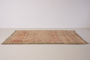 Aliya Beni M’guild vintage thick pile carpet. Peach coloured with a grey geometric pattern.