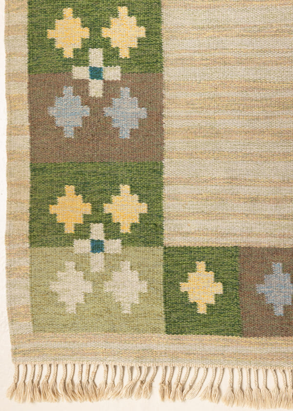Singe is a handwoven Swedish mid century flatweave rug. This vintage rug features beautiful green and brown colour gradients and a pretty geometric border
