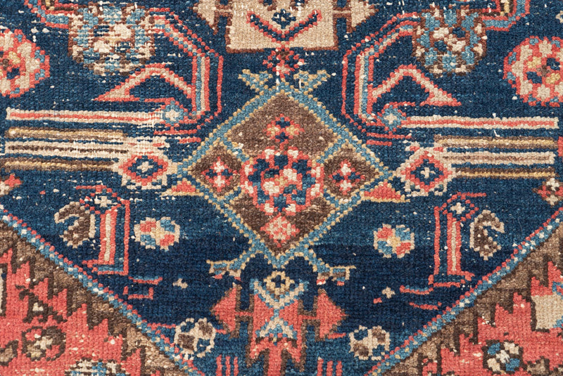 Helena area rug with traditional Hamadan patterns - Medilion View