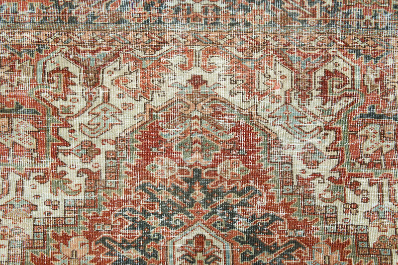 Antique Persian Audrey Rug, Faded - Medalion view