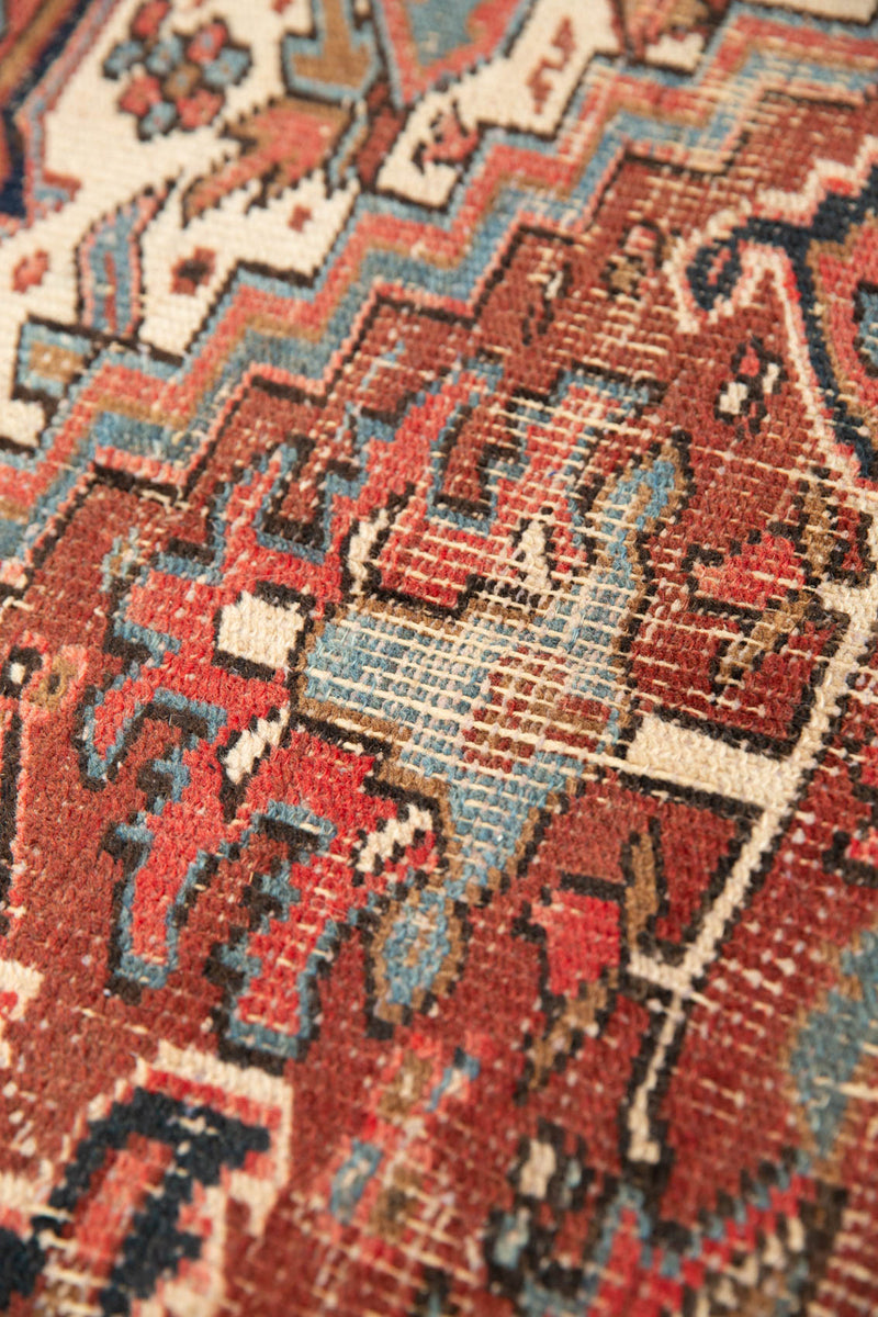 Traditional Sami Heriz Rug with Bold Patterns and Vibrant Colors